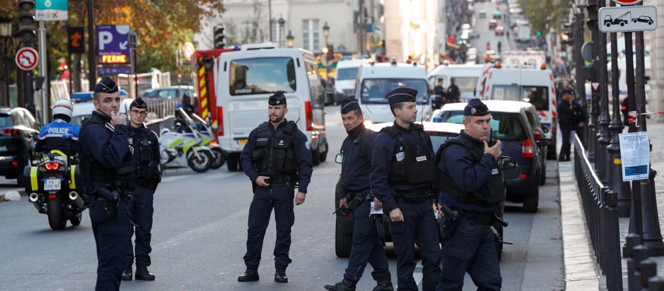 40 άγνωστοι οπλισμένοι με μεταλλικές ράβδους επιτέθηκαν σε αστυνομικό τμήμα σε προάστιο του Παρισιού!